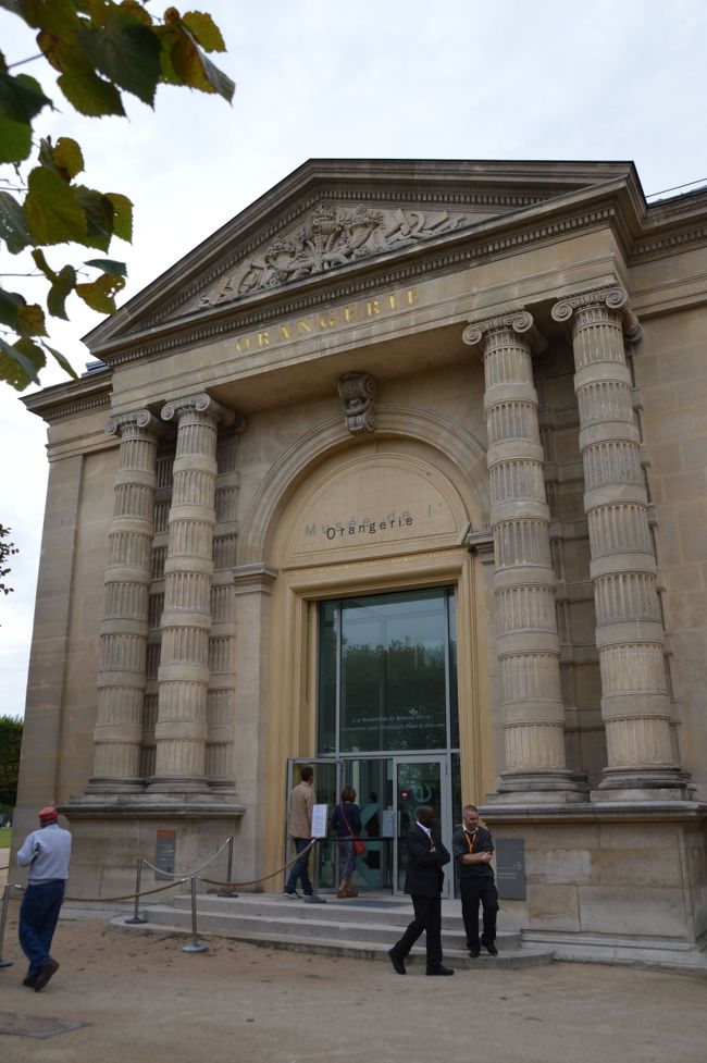 翌日はオランジュリー美術館へ。ご存知モネの美術館だが、セザンヌ・ルノアール・ユトリロ・ピカソなどあってすばらしい。コンコルド広場のすぐそば。