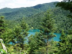 鳥居のあたりから30分ほど歩くと、眼下にエメラルドグリーンの美しい池が見えてきました・・・これが大沼池です。
山に囲まれて佇む神秘的な姿に、感動！