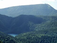 ゴンドラから周りを見ると、昨日の大沼池や一昨日の横手山も、よく見えます。
絶景を楽しみながら・・・