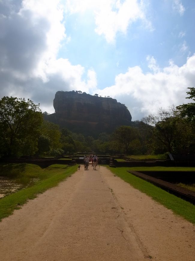 Day2<br /><br />今日はあのシギリヤロックに登ります。<br />高所恐怖症の私が耐えられるのか超絶に不安