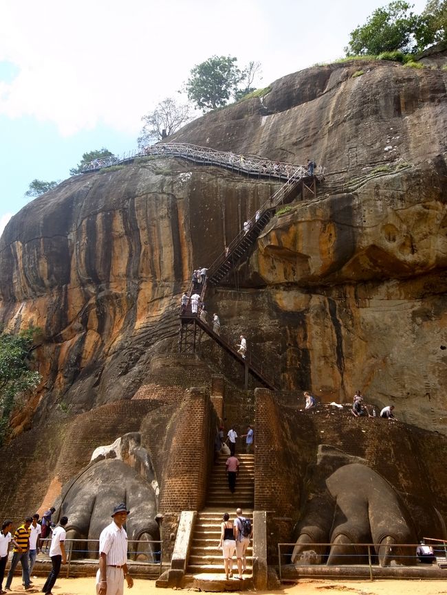 シギリヤロック中間地点。<br />ここで、「頂上まで登るか、降りるか」と聞かれる。<br />案外大丈夫だったので登る！<br /><br />前足の間に、階段。<br />昔は、ライオンの顔があって、口の中に入っていく感じになったんだそうで。<br />なんだかすてき。