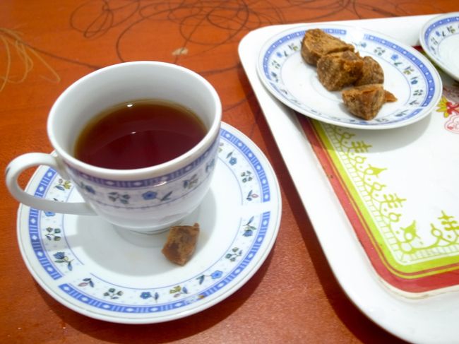 キャンディでガイドさんの妹さんのお家におじゃまする。<br />やっぱりスリランカではどこのおうちも紅茶がでてくるんだそうです。<br />ヤシの蜜のおさとうをかじりながら紅茶。