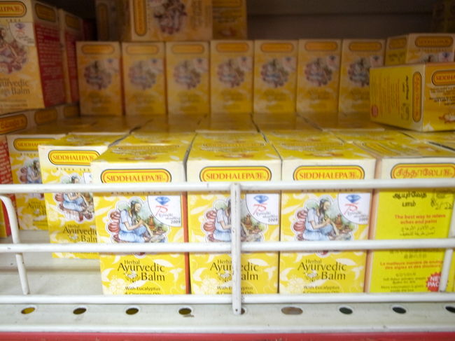 おわりに色々<br /><br />・写真はスリランカの万能バーム、シッダーレパ。<br />　気に入ってやたら買い込んだけど、そんなに買うことはなかったよ…<br /><br />・スリランカはチップの国。<br />　チップの計算苦手。<br /><br />・わたしのガイドさんは<br />とても優しくて穏やかで敬虔な仏教徒で、とても徳の高い方でした。<br />ツアーの資料にはチップ渡すように書かれていたのに、<br />ガイドさんに渡そうとしたら、断られた。<br />あと、蚊が車の中に入って来てもぜったいに殺生せず窓から頑張って逃がしてた。<br />そんなお人柄に癒された。<br />そして、写真を撮るのが超絶下手な方でした。<br /><br />・毎日カレーで、カレー大好きな私もさすがに後半つらくなってきた。<br />　そして最終日、ついにおなかをこわした。<br /><br />・ツアーは、やっぱり自分に向いてない。<br />　やっぱり今後ツアーはやめよう<br /><br />・スリランカは観光がまだととのっていなくて<br />　ツアーの割には時間をけっこう持て余す感じだった。<br />（ひとりだったってのもあるけど）<br /><br />・大自然すばらしかった<br /><br />・アーユルヴェーダのトリートメントを受けたら<br />蚊に刺された所が全然かゆく無くなった