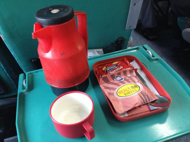 お湯とカップとスナックが配られました。<br /><br />満席だったから全員分配るの大変そうだ。