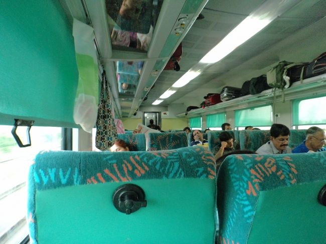 窓側の座席にはコンセントついてました。