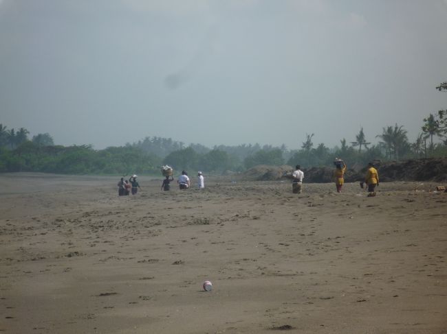 地元の人でしょうか。<br /><br />この後、海に向かってお祈りしてました。<br /><br />頭の上にお供え物を乗せて運ぶ女性…バリ島では頭は体の中で一番神聖なものとされているようです。<br /><br />