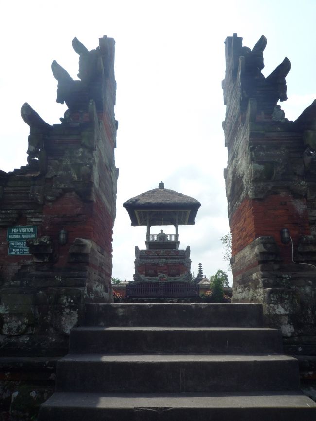 続いては観光。<br /><br />バリ島で２番目に大きい寺院というタマンアユン寺院。<br />世界遺産に登録されたようです。<br /><br />割れ門を見るとバリだな〜って感じます。