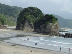 西方海水浴場から眺めます。