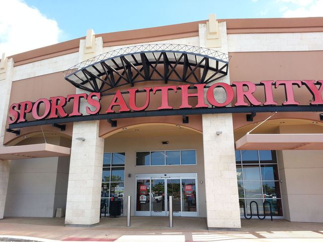 Wet'n wildは営業時間が10:30amから3:30pm迄と短いんです。<br />ゆっくり目に出発しましたが少し早く着きKapolei SCのスポーツオーソリティーで時間調整です。<br />