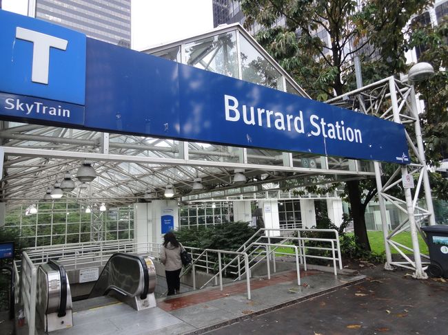 早速電車でギャスタウンに向かうことにしました。ホテルのすぐそばのスカイ・トレインの駅です。通りの名前が駅名になっています。<br />このホテルは本当に便利な場所にあります。