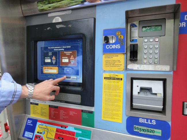 バンクーバーでは、スカイ・トレインとバスは同じシステムで2.75ドル均一でした。切符は駅かバスの乗車時に購入し、切符に表示された時刻から９０分以内なら乗り換え、乗り継ぎ、帰って来ることも可能です。