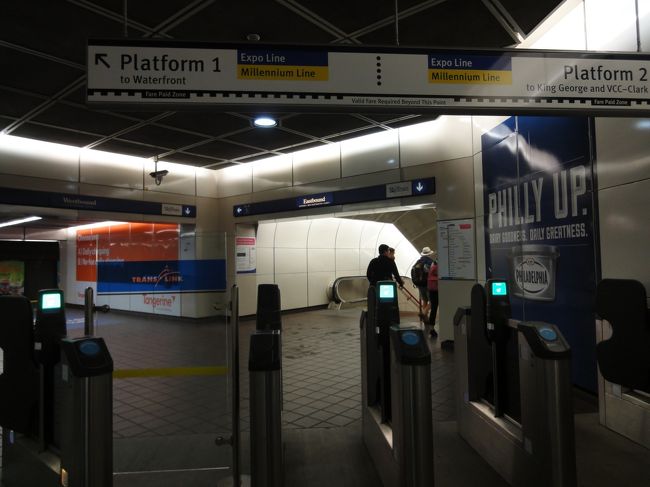 改札ですが、切符は乗る時も降りる時も通さなかったように思います。