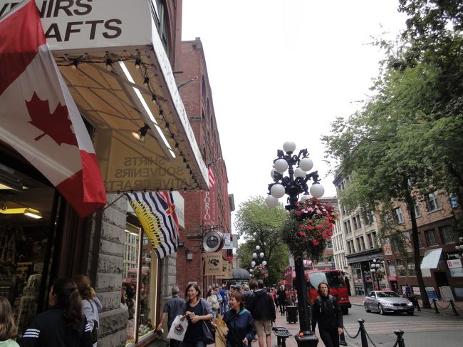 Water Streetは、カナダのベタなお土産店が沢山あって観光客で一杯でした。
