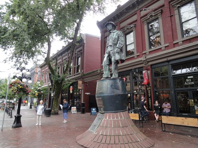 ギャスタウンの東の端にあるギャシー・ジャックの像です。像より東側は治安が悪いとガイドブックに書いてあったので、南の方に行ったのですが、そこもアル中や娼婦っぽい人が沢山うろうろしていて、凄く怖かったです。