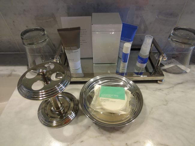 アメニティ<br />この部屋にも暖炉型のヒーターがありました。