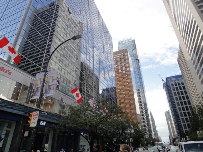 バンクーバーの街並み。ここでもカナダの国旗が出ています。