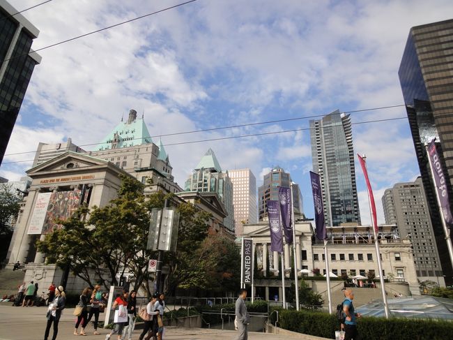 左手の建物がバンクーバー美術館