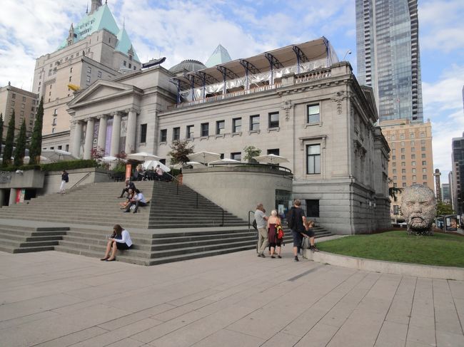 美術館の横の顔のオブジェにカメラが顔認識していました。(^^;