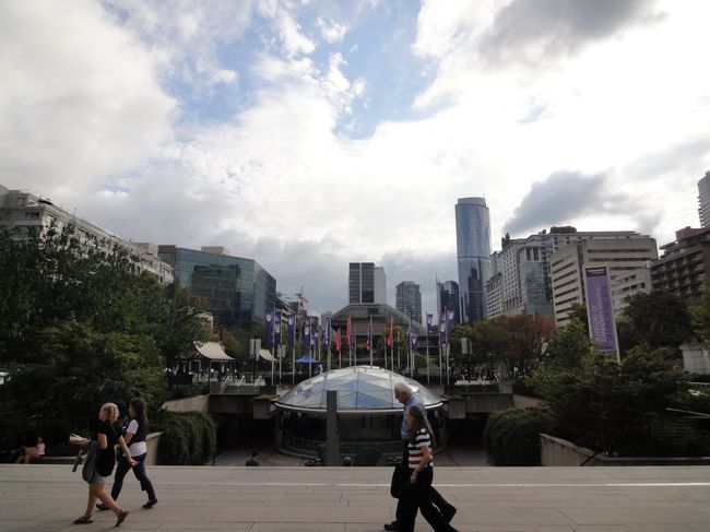 美術館の前のロブソン広場です。