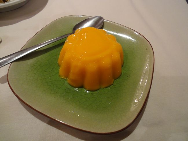 デザートはマンゴープリンを頼みましたが、ゼラチンが多いのか固くてマンゴーの味はあまりしませんでした。(-_-)