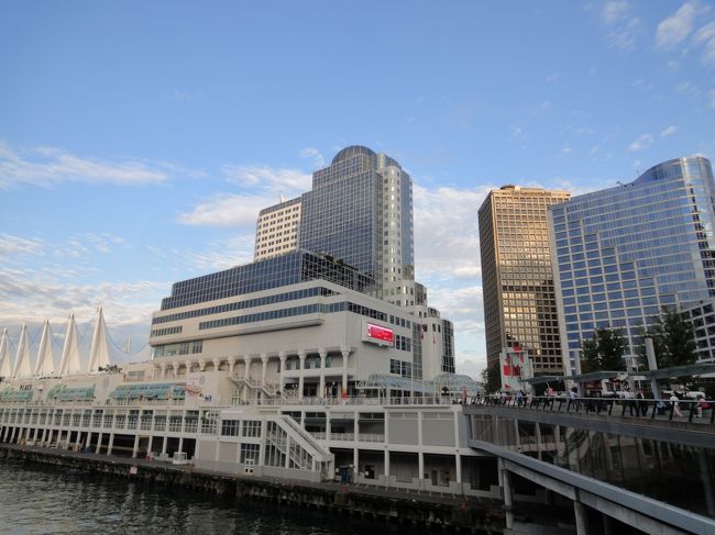 食後にウォーター・フロント地区まで歩いて来ました。もう８時くらいですが、この明るさです。