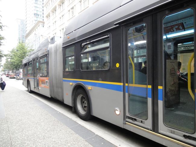 バンクーバー２日目です。バンクーバーは霧の街と来る前に聞いていたのですが、この朝はホテルの窓から見ていると、霧が海から街に広がって来るのが分かりました。<br />霧も晴れて、Granville駅近くから５０番のバスでグランビル・アイランドに行きます。