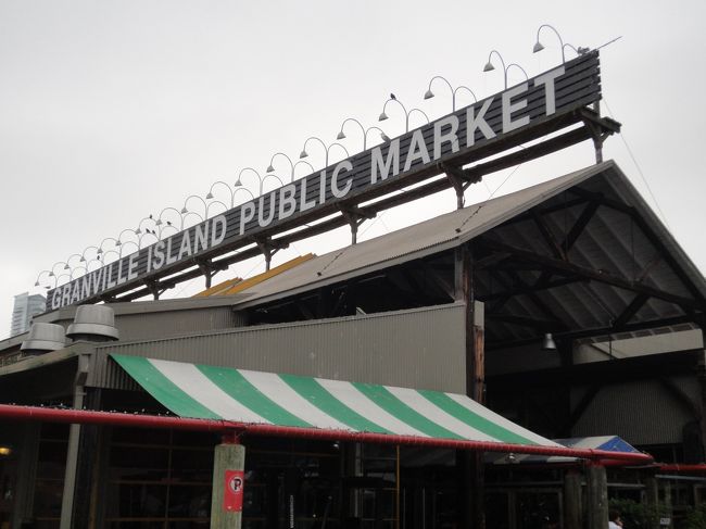 入り口を通って奥に進んで行くとマーケットがあります。旅行に来ると市場やスーパーを見るのも楽しみの１つです。