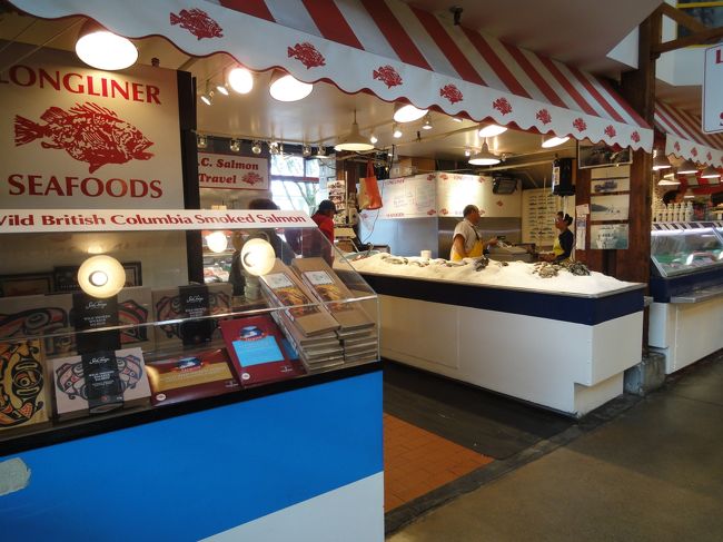 観光客向けのお店が多いですが、地元の人向けの魚や野菜もあります。<br />私達はお土産に蜂蜜とチョコレートを買いました。