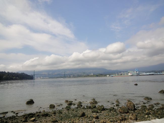 午後からはスタンレー・パークに来ました。遠くに見える橋は、Lion Gate Bridge。