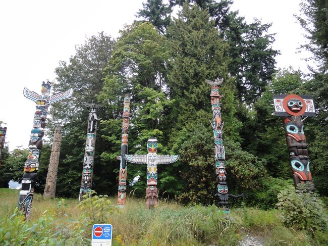 トーテム・ポールのある広場です。ここにもお土産店がありましたが、前の日にギャスタウンのお店で小さなトーテム・ポールの置物を買っていました。