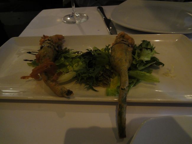 最初に全員に料理が１つサービスされます。<br />ズッキーニの花のフリッターだと思います。