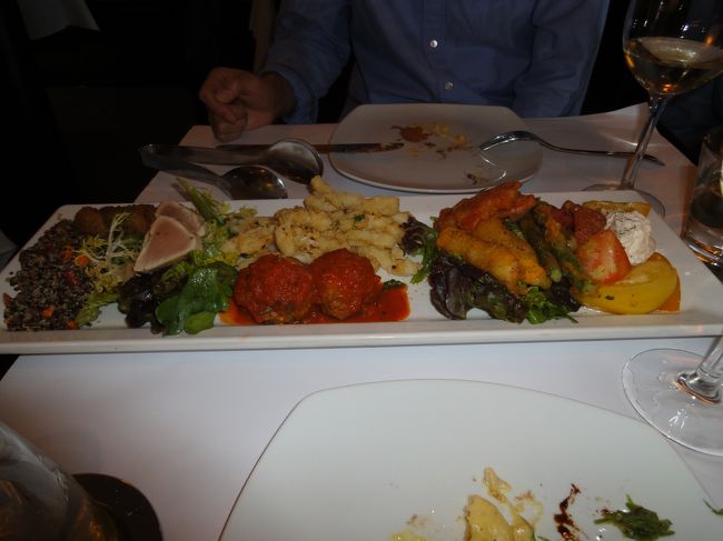 アンティパストの盛り合わせを注文しました。２人前からでないと注文できません。お昼に続いてミートボールが(*_*)