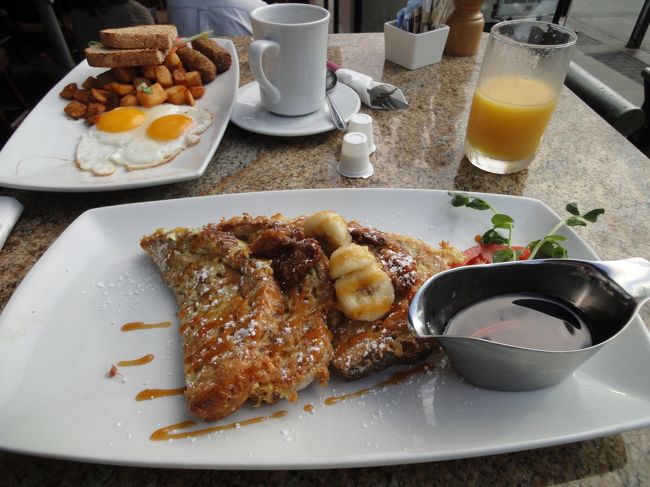 卵とソーセージのセットに、フレンチ・トーストを注文。<br />ウェイトレスは、５年前に日本に１ヶ月滞在していて、京都や広島、別府など色々な所に行ったとか。