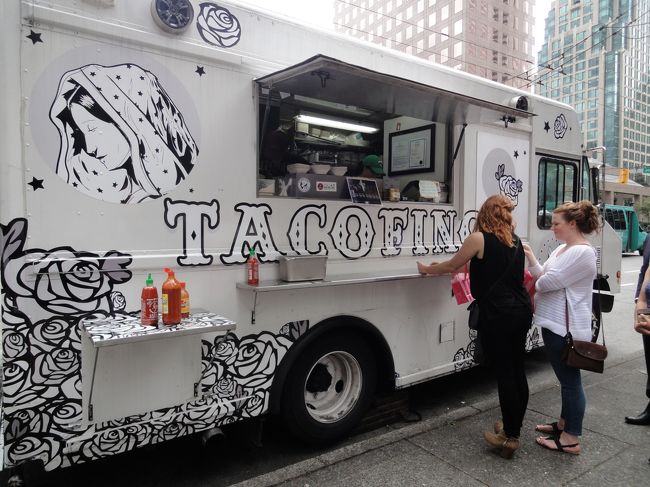 バンクーバー最後の食事は、ワゴンのB級グルメをトライしました。