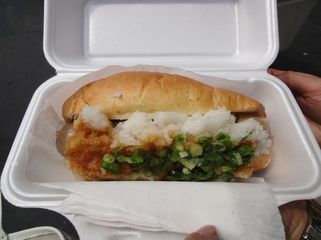 白ソーセージに大根おろしをかけたホットドッグです。<br />どちらも５ドルぐらい。バンクーバー最後の食事は、満足のランチでした。