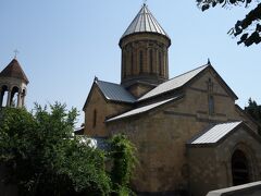 その中ほどに建つのが、グルジア聖教の総本山、シオニ大聖堂です。