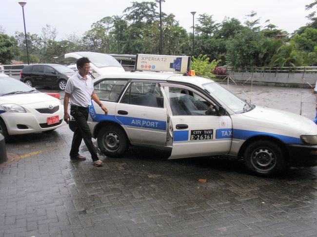 ホテルまでタクシー移動　エアコンあり　＄１０　エアコンなし　＄９　＄９にして、＄１はチップとしました