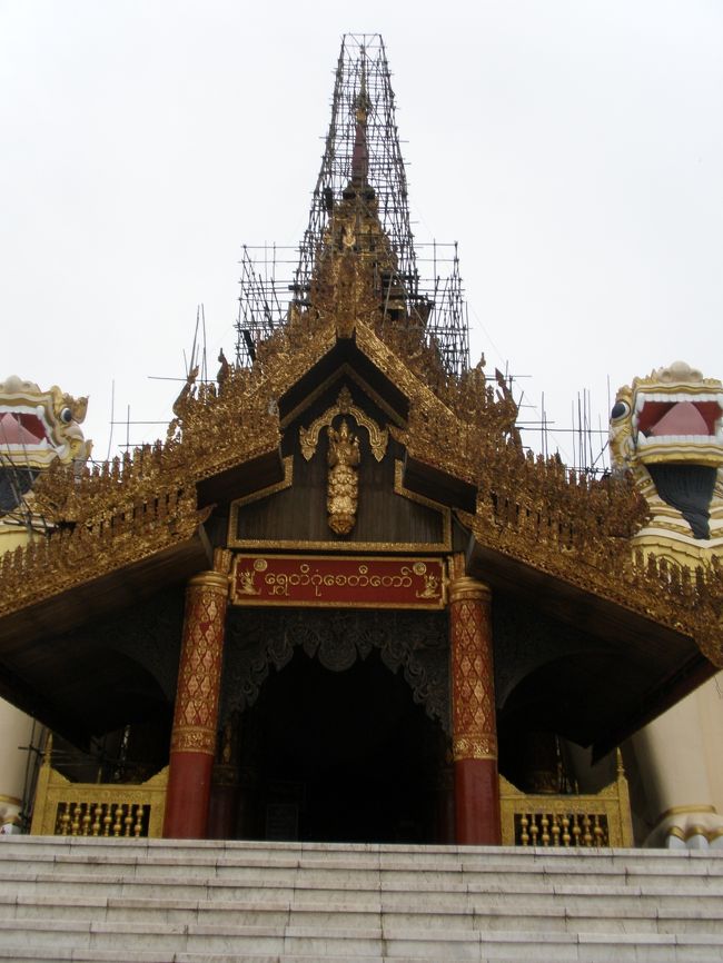 シュエダゴォン・パヤーの入口で靴を脱いでビニール袋を入れて登ります　寄付を入れました