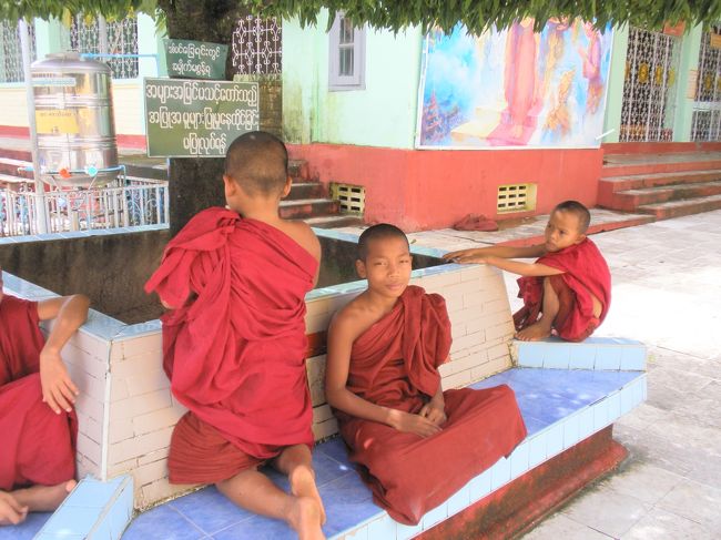 １０歳前後の可愛い修行僧たち　大人に煙草をねだって、木陰でプカプカやっておられました　おおらかである。。。。