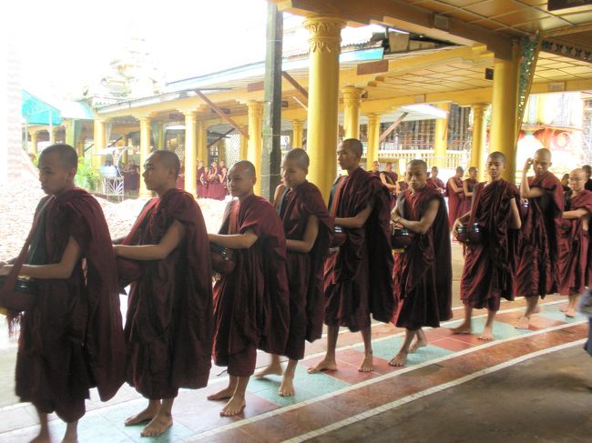 チャカッワイン僧院　まじめに修業されてます　これからお昼ご飯とのこと