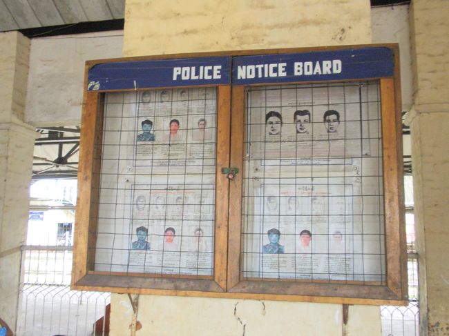 バゴー駅の指名手配ボードです