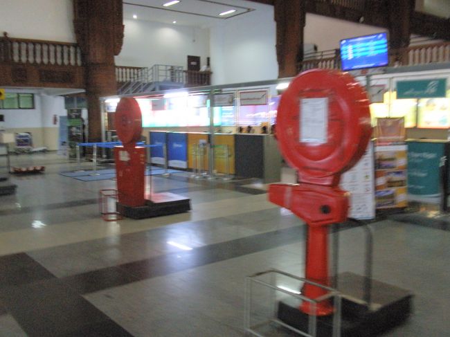 国内線ロビーです　まだまだネパールで見た大きな秤が並んでいます