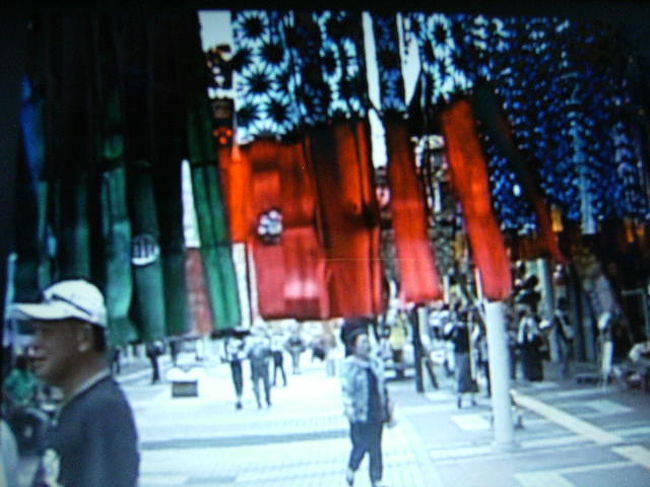 でっかさがインパクト、仙台七夕が商店街の通りに飾られている