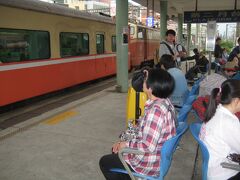 &#33682;光号　台北駅発１０：１５⇒瑞芳駅着１１：０１
約４６分で順調に到着！ここから平渓線へ乗り換え十分駅へ。

昨年このホーム上で、きびきび働いていたおじいさんには
残念ながら再会出来ませんでした・・・

