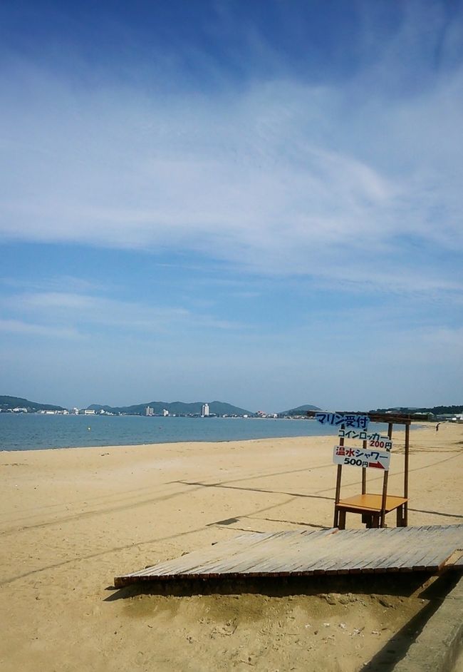 海沿いを歩きます。<br />まだ午前中なのでほとんど人がいません。