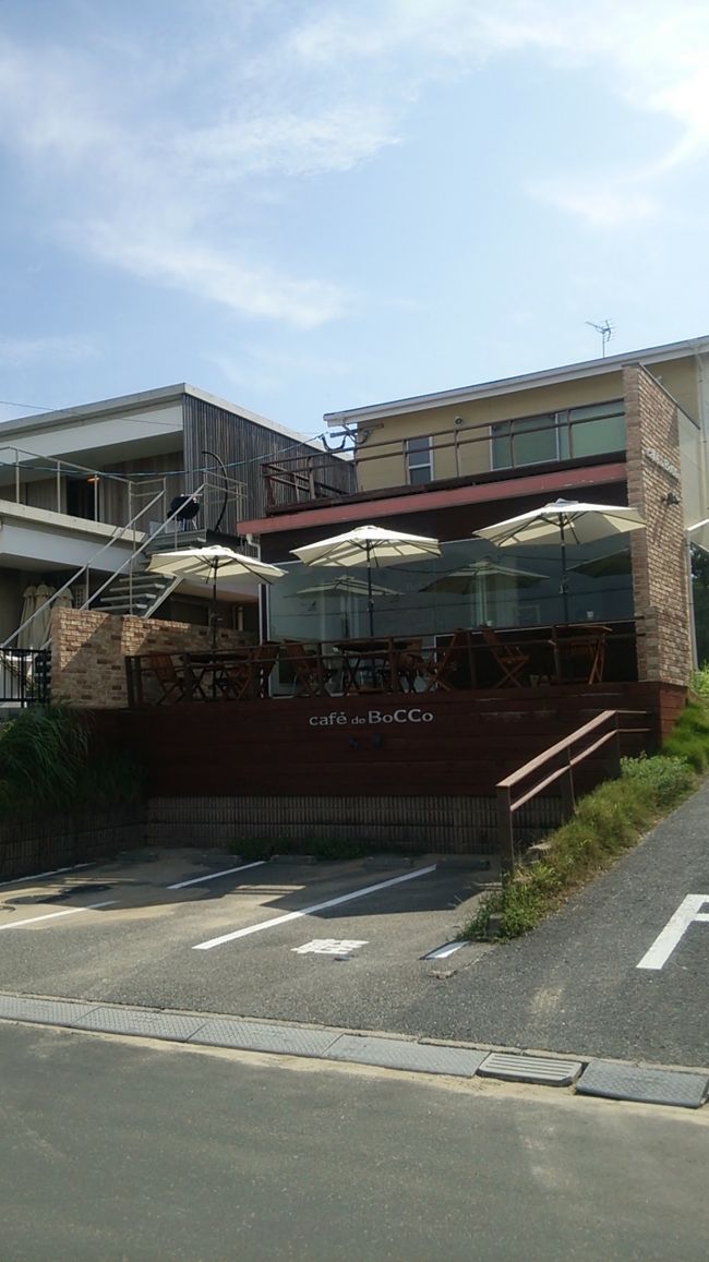 「カフェ・ド・ボッコ」<br />たぶん、この海岸にカフェが増えるきっかけになったお店では？<br />海に面したカウンターからの景色はサイコーです。<br />お得なランチがあり休日はかなりの人気っぷりです。