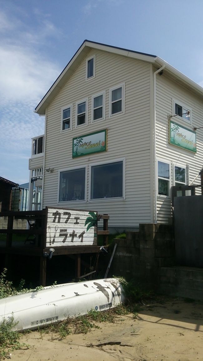 「カフェ・ラナイ」<br />小さなカフェです。パンケーキが人気のお店。店内からの海の景色は他の店に比べると迫力に欠けるかな？