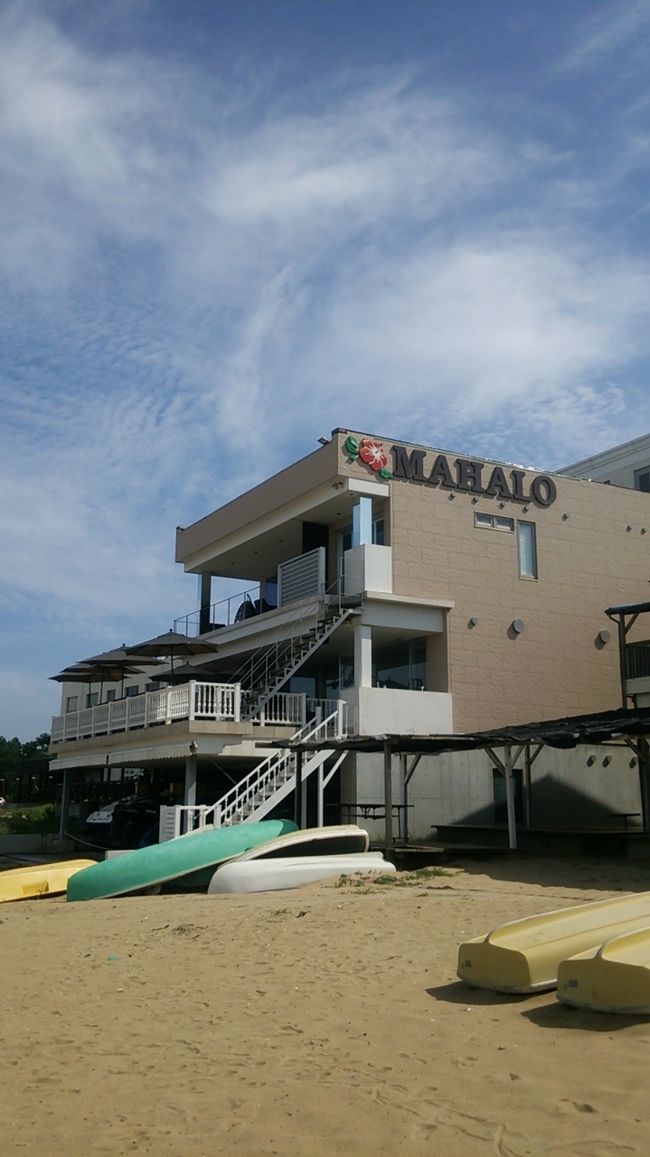 「カフェ・マハロ」<br />ハワイアンカフェです。<br />割と広い店内です。ガーリックシュリンプやロコモコなどのハワイアンメニュー。<br />量の割にお値段高めかな？