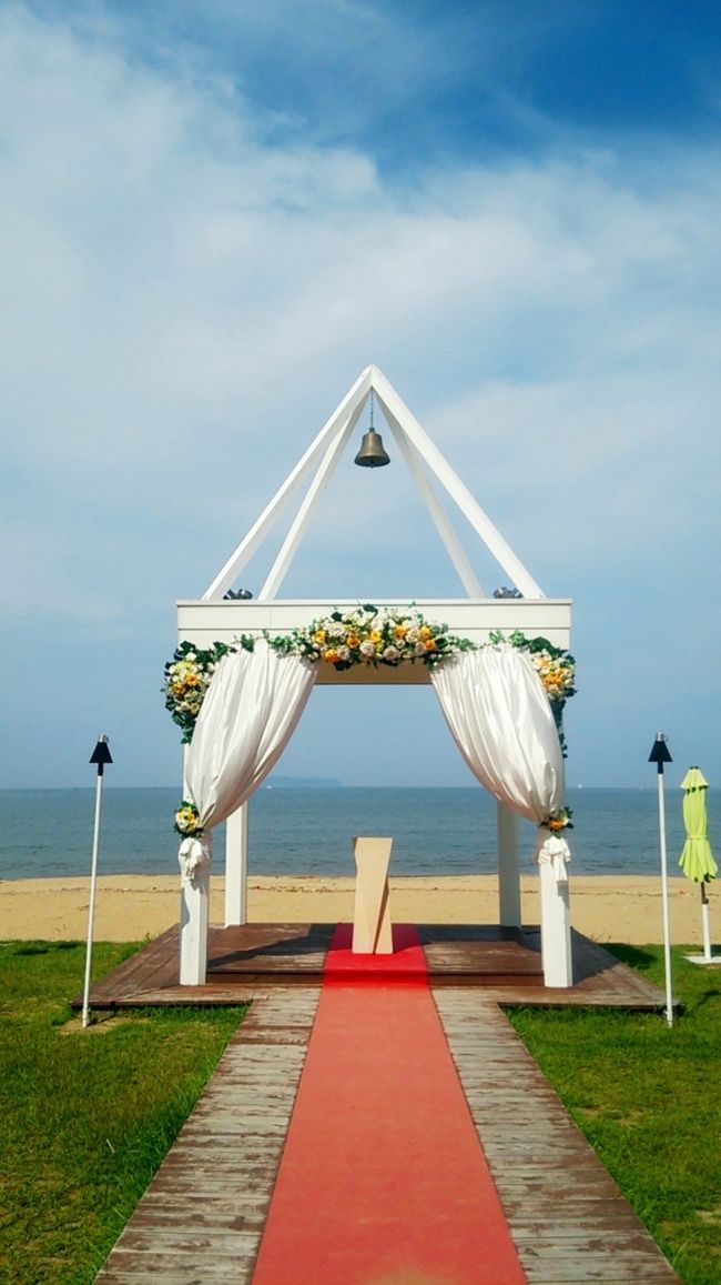 このぶどうの樹では、結婚式ができるそうです。<br />こんな晴れた日の海辺のチャペルは素敵ですね。