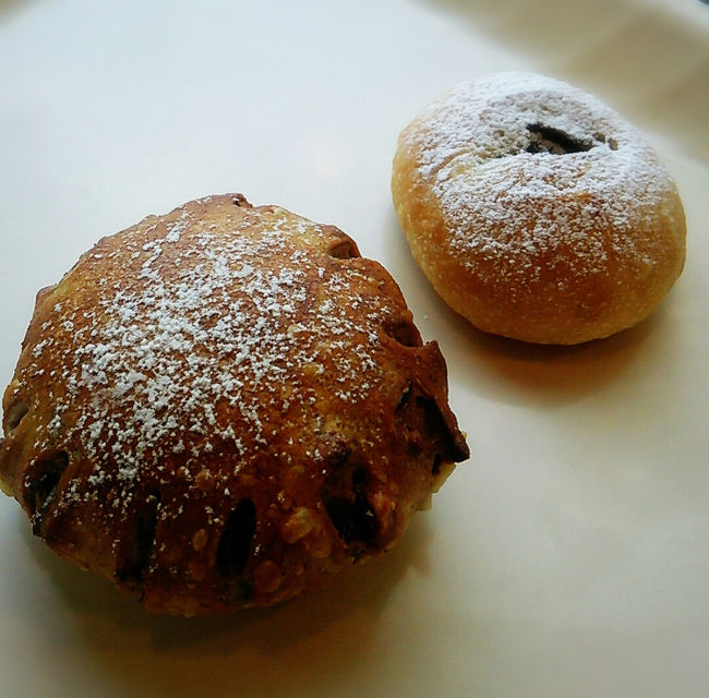 とりあえず焼きたての札がついていた<br />クランベリーとチーズのパン<br />プチショコラ<br />を購入し、店内で頂きました。